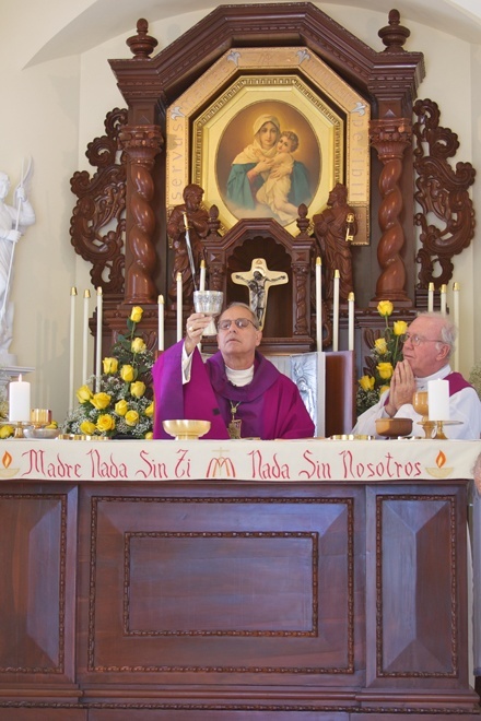 Mons. Estevez celebra la misa con el Padre Christian Christensen, director del Movimiento de Schoenstatt en el sur de la Florida.