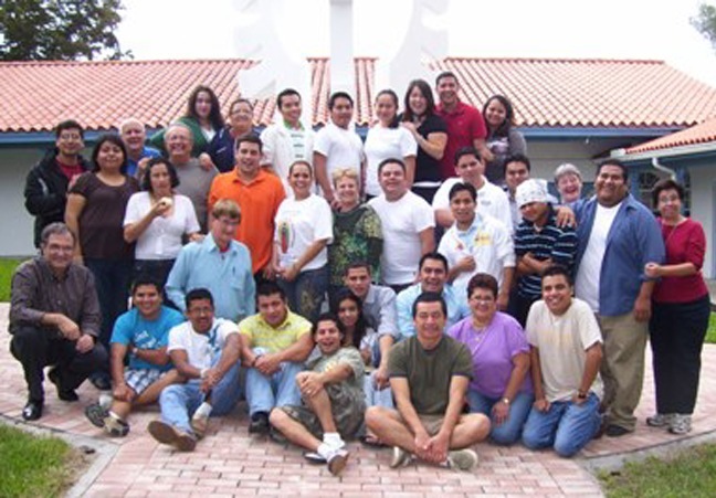Los participantes en la Escuela de Asesores Adultos de Pastoral Juvenil posan para una foto durante su estancia en el SEPI (Instituto Pastoral del Sureste).