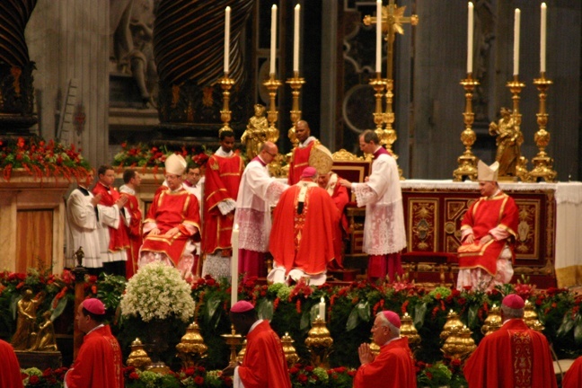 Archbishop Thomas Wenski of Miami receives his pallium from Pope Benedict XVI