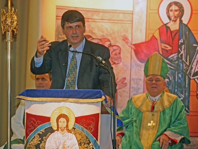 Stefano Benigni, director of the Neocatechumenal Way in Florida, addresses the congregation after Mass.