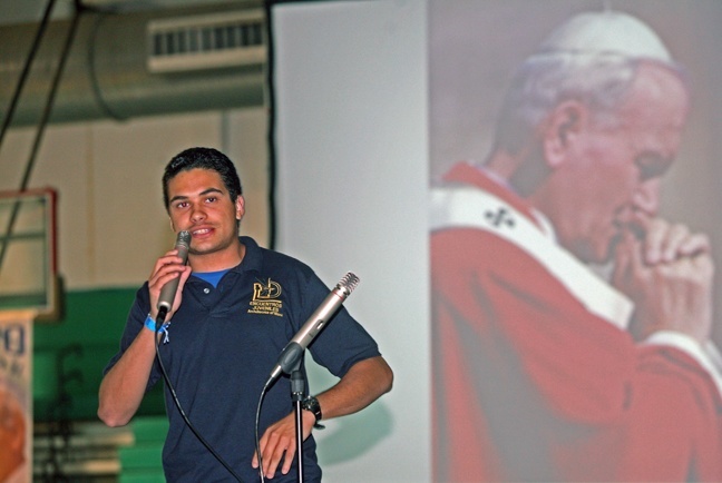 A performer sings the youth encounter song, "I want to be happy"