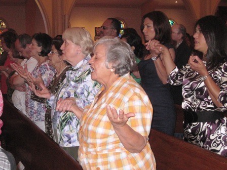 Miembros de los Encuentros Familiares, y de otros movimientos hispanos de Miami, asistieron a la Misa en celebracin del 40 aniversario de los Encuentros.