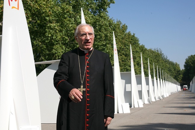 The cardinal of Madrid stopped by Retiro Park Aug. 11 to inspect preparation of the 200 temporary confessionals that will serve World Youth Day pilgrims during the Festival of Reconciliation expected to take place here in various languages. The cardinal also thanked the workers here.