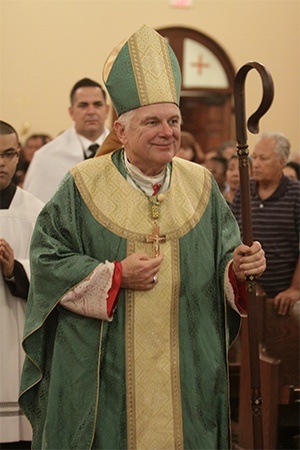 El Arzobispo Thomas Wenski entra en la iglesia San Juan Bosco para celebrar la misa del 50 aniversario.