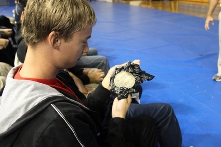 Belen students look at paralympian Rudy Garcia-Tolso's silver medal from the 2012 London Paralympics.