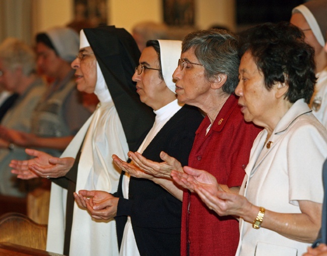 Jubilarians Sister Mary Elizabeth Barbosa of the Carmelites of the Most Sacred Heart (50 years), Sister Yolanda Tostado of the Servants of Jesus of Charity (25 years), Sister Lucy Cardet and Sister Christine Elizabeth Tenn, both of the Franciscans of Allegany, pray the "Our Father."