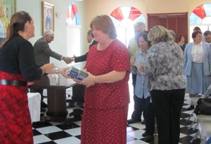 Representantes de escuelas catolicas de la arquidiocesis y de bibliotecas publicas en Miami-Dade County reciben copias del libro sobre la Virgen de la Caridad.