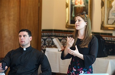 Esther Terry, Coordinator of Camino at the University of Notre Dame, talks to diocesan Hispanic ministry directors at a regional Encuentro held Oct 17-20 in St. Augustine, Fla. Next to her is Piarist Father Rafael Capo, director of the Southeast Pastoral Institute in Miami.