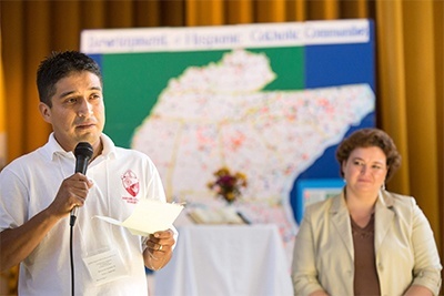 Luis Jimenez, who works in Hispanic ministry in Charlotte, NC,  speaks at a SEPI-sponsored Hispanic ministry Encuentro held Oct 17-20 in St. Augustine, Fla. Looking on is Mara del Mar Muoz-Visoso, executive director of the Secretariat for Cultural Diversity in the Church of the U.S. Conference of Catholic Bishops (USCCB).