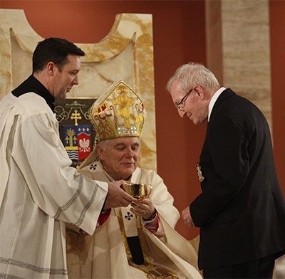 John Dietl of St. Maximilian Kolbe Parish in Pembroke Pines takes up the offertory during the Thanks4Giving Mass.