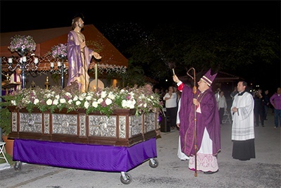 El Arzobispo Thomas Wenski bendice la nueva imagen de San Lzaro.