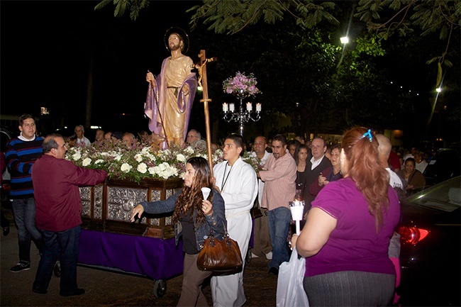 Cientos de creyentes acompaan  la nueva imagen de San Lzaro, la cual fue llevada en procesin por las calles de Hialeah, el pasado 17 de diciembre.