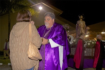 El Padre Jos Espino, prroco de la iglesia San Lzaro, da la comunion durante la Misa en honor al patrn parroquial.