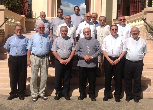 Los obispos de las 11 dicesis de Cuba, incluyendo el Cardenal Jaime Ortega de la Habana, en primera fila, tercero desde la derecha. A su derecha, en el centro, esta el nuncio del Vaticano en Cuba, el Arzobispo Bruno Musaro.