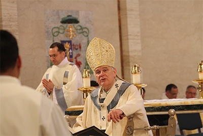 Archbishop Thomas Wenski speaks to the candidates during the homily.