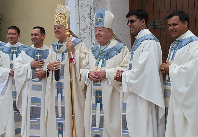 The newly ordained pose for an official photo after the ordination. From left: Father Fredy Yara; Father Carlos Cabrera; Archbishop Thomas Wenski; Archbishop Emeritus John C. Favalora; Father Daniel Martin and Father Elvis Gonzalez.