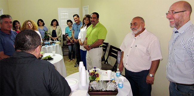 El dicono Edgardo Farias, de espalda, presenta a los presentadores de Dios en la ciudad, Victor Hugo Russo y Ruben Aldo Linera.