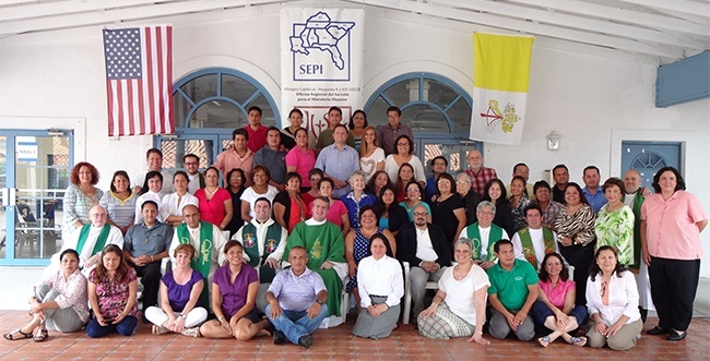 Los participantes en el curso anual para lderes pastoral hispanos, provenientes de 11 dicesis del sureste de los Estados Unidos, se retratan en el patio de SEPI.