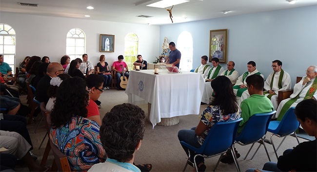 Los participantes en el curso anual para lderes pastoral hispanos toman parte en la misa diaria durante su curso de una semana de duracin.