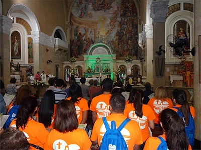 The SEPI group pray during Mass at St. Paul the Apostle Parish in Rio de Janeiro.