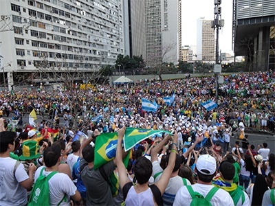Vista de las calles de Rio llenas de jóvenes esperando el saludo del Papa Francisco.