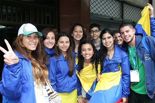 Peregrinos a la Jornada Mundial de la Juventud se toman una foto con por lo menos un miembro del grupo de peregrinos de la iglesia Prince of Peace (extrema derecha).