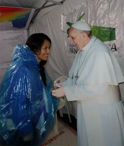 Karen Huezo saludando al Papa Francisco - una demostración de la creatividad en la feria vocacional.