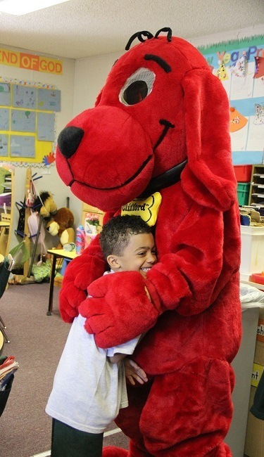 ADOM :: Mary Help of Christians students read with 'Clifford'