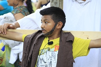 Alejandro Arzate, represent al ladrn malo en la escenificacin del Va Crucis viviente, en el campamento de trabajadores agrcolas, South Dade de Homestead.