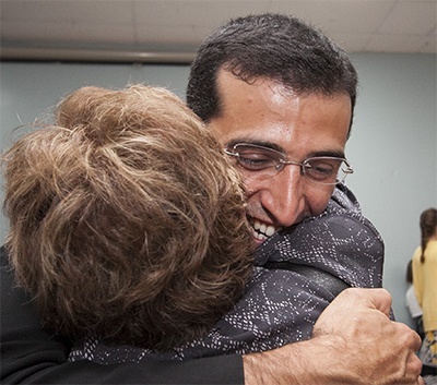 La alegría es evidente en la cara del P. Iván Rodríguez, mientras es abrazado por  sus amigos y simpatizantes después de la ceremonia.