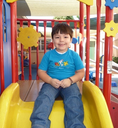 Daniel Valdez, 3 años, juega en la canal del parque de recreo de los niños más pequeños en el Centro Mater Little Havana.