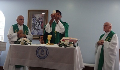 At daily Mass, priests participating in SEPI's Spanish language immersion course can practice celebrating the Mass in Spanish.